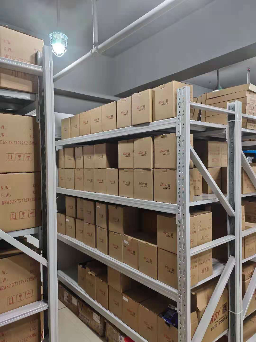 SLKOR乐虎游戏微半导体仓库一角