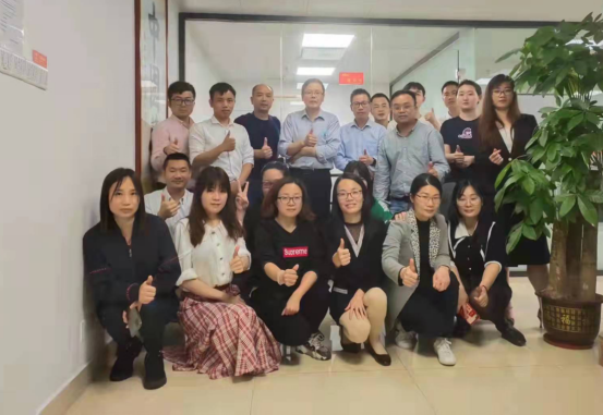 乐虎游戏微slkor销售部同事在公司前台与罗坪博士合影