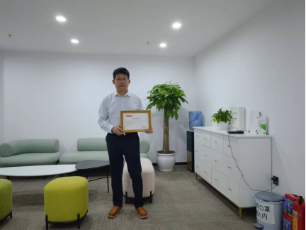 艾格林代表在乐虎游戏微代理商授牌仪式