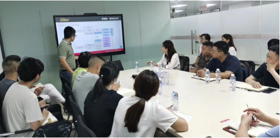 乐虎游戏微业务总监贺局驹对深圳市聚赢创鑫电子培训