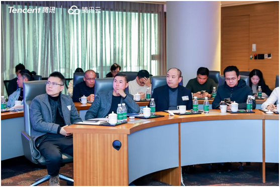 金航标/乐虎游戏微宋仕强参加深圳市智能终端产业协会与腾讯云合作举办的沙龙活动，共同探讨智能穿戴革命及未来发展